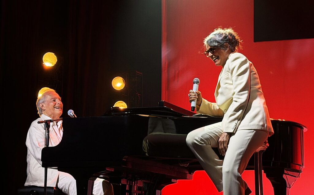 Francis Hime e Simone: Show ‘Embarcação’ Transforma o Teatro Ipanema em um Céu de Canções Francis Hime e Simone: Show 'Embarcação' Transforma o Teatro Ipanema em um Céu de Canções