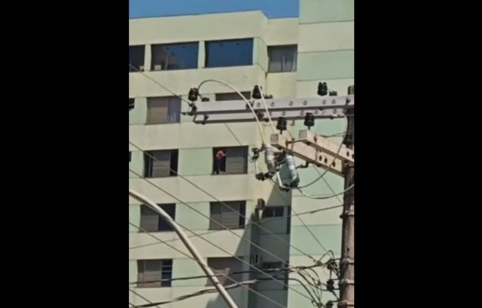 Mulher Enfrenta Altura Para Limpar Janela em Prédio do Centro de Patos de Minas Imagem do artigo