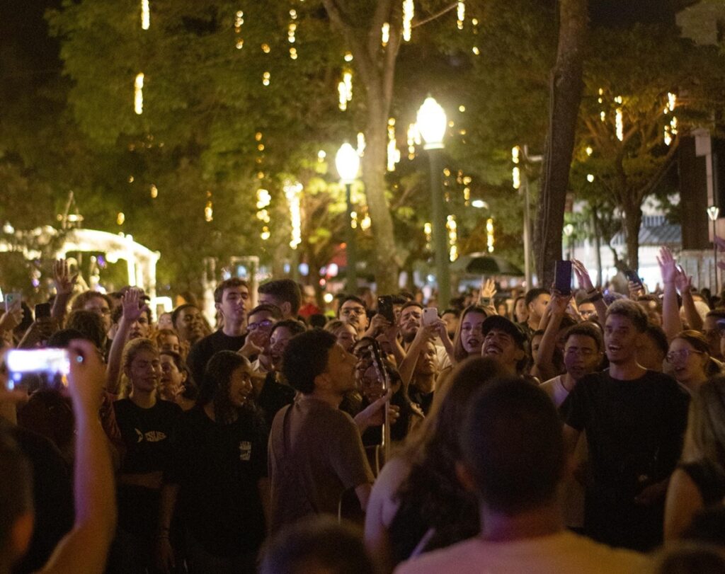 Evento de Oração Une Jovens na Praça da Liberdade em Ato Político e Religioso