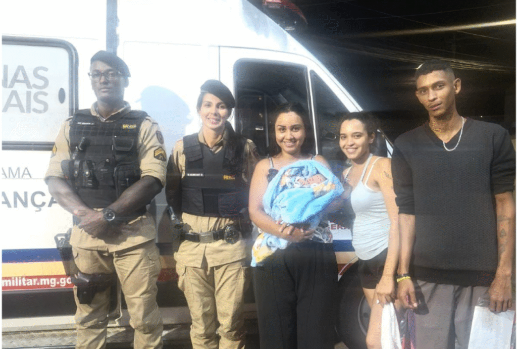 Heroína de farda: policial feminina salva bebê engasgado em Belo Horizonte Heroína de farda: policial feminina salva bebê engasgado em Belo Horizonte