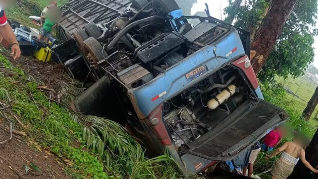 Tragédia em Minas Gerais: Capotamento de ônibus resulta em 3 mortes e feridos graves