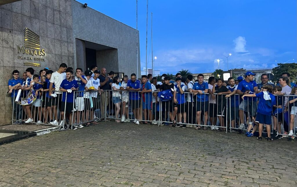 Torcedores do Cruzeiro Façam Festa em Pouso Alegre: A Recepção Quente da Nação Azul Torcedores do Cruzeiro Façam Festa em Pouso Alegre: A Recepção Quente da Nação Azul