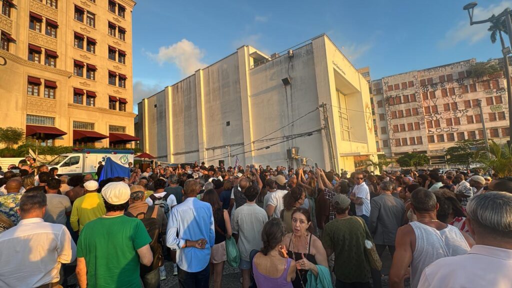 Praça Castro Alves: Nova Estátua Celebra Legado de Moraes Moreira Praça Castro Alves: Nova Estátua Celebra Legado de Moraes Moreira