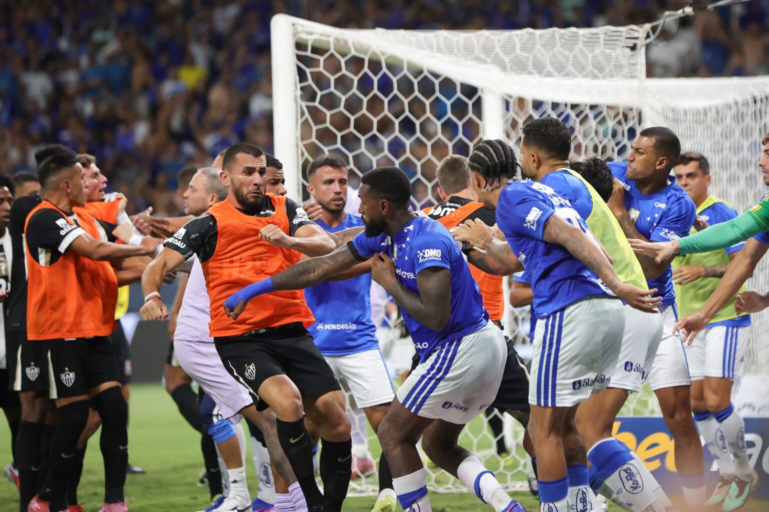 Cruzeiro x Atlético-MG: Reencontro de 20 Jogadores Expulsos em Clássico Polêmico