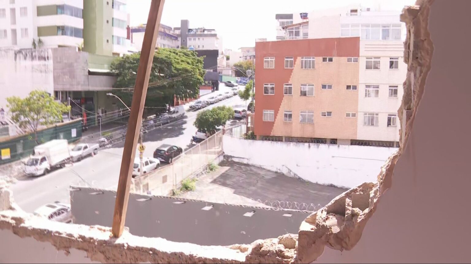 Tragédia em Belo Horizonte: Apartamento danificado por colisão de avião