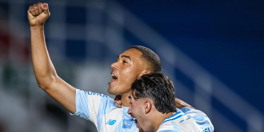 Carlos Vinicius se redime e marca gol decisivo após crise de pênaltis Carlos Vinicius se redime e marca gol decisivo após crise de pênaltis
