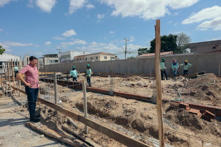 Prefeito Simão Acompanha Obras da Maior Escola de Petrolina em Tempo Integral Prefeito Simão Acompanha Obras da Maior Escola de Petrolina em Tempo Integral