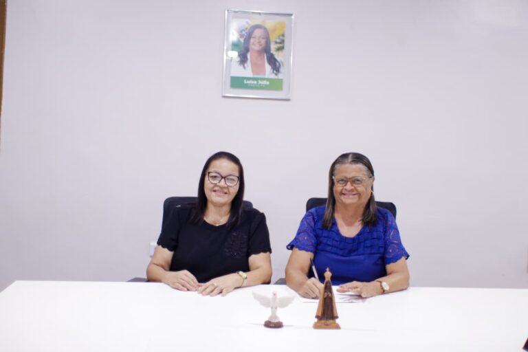Palmeira dos Índios: Prefeita Tia Júlia e Secretária Renilda Pereira Anunciam Rateio na Educação Palmeira dos Índios: Prefeita Tia Júlia e Secretária Renilda Pereira Anunciam Rateio na Educação