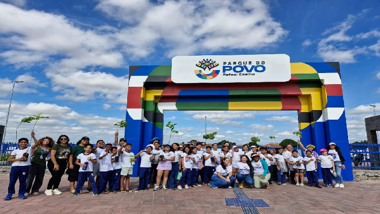 Alunos de Petrolina se Unem para Plantio de Árvores no Parque do Povo Alunos de Petrolina se Unem para Plantio de Árvores no Parque do Povo