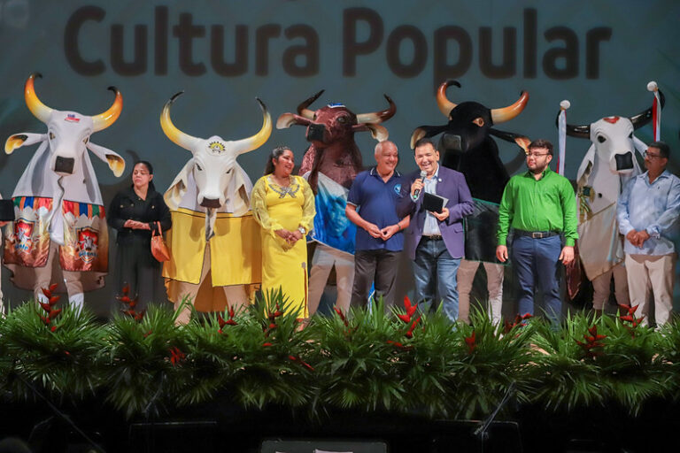 Manaus Celebra Cultura Amazonense em Grande Estilo – Reconhecimento e Emoção no Teatro Amazonas Manaus Celebra Cultura Amazonense em Grande Estilo - Reconhecimento e Emoção no Teatro Amazonas