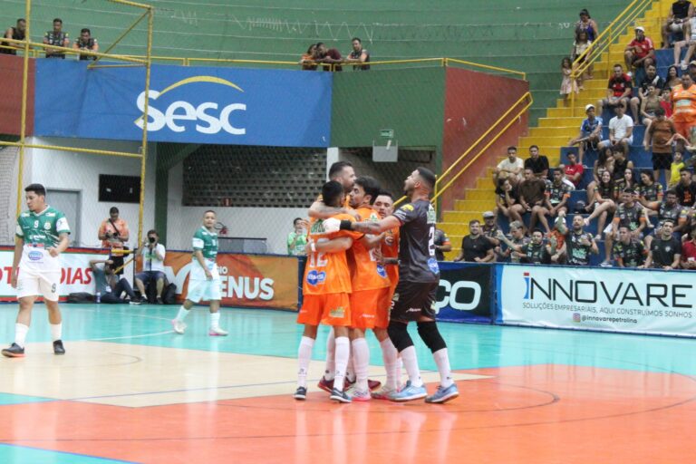 Garapa Vence Afrânio com Placar Elástico de 6 a 1 e Assume a Liderança da Divisão Especial Garapa Vence Afrânio com Placar Elástico de 6 a 1 e Assume a Liderança da Divisão Especial
