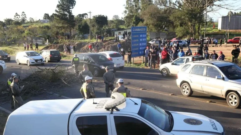 Protesto em Viamão cobra solução urgente para falta de energia elétrica Protesto em Viamão cobra solução urgente para falta de energia elétrica