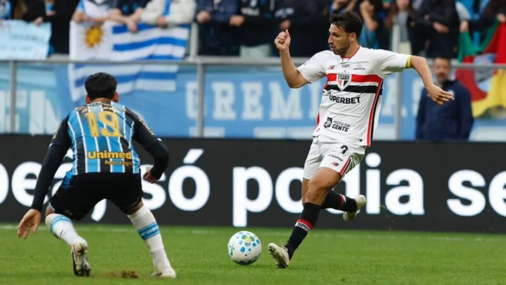 Grêmio vira contra São Paulo na Arena e mantém pressão no Brasileirão Grêmio vira contra São Paulo na Arena e mantém pressão no Brasileirão