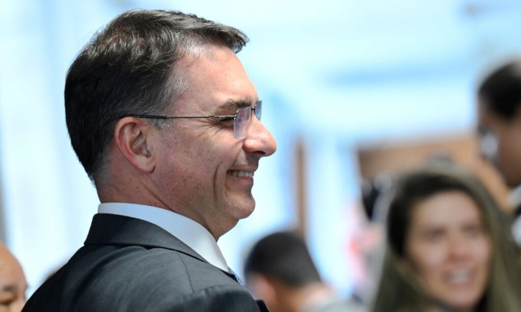 Cidadania Honorária de MG para Flávio Bolsonaro Avança Lentamente