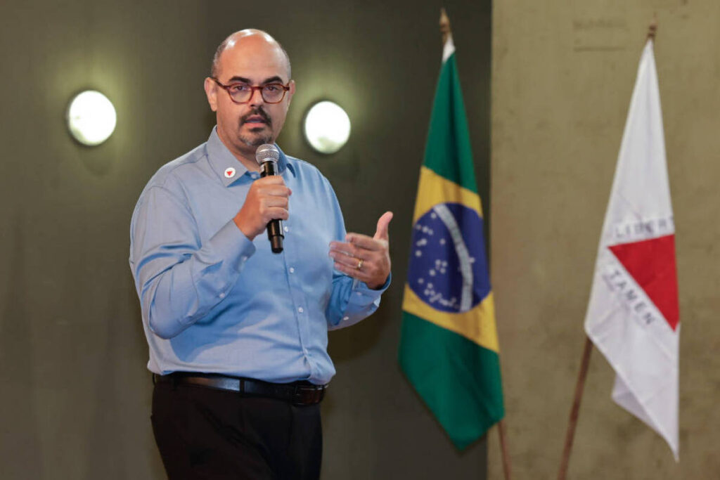 Aliança de Zema com Flávio: O Futuro da Direita em Minas Gerais Aliança de Zema com Flávio: O Futuro da Direita em Minas Gerais