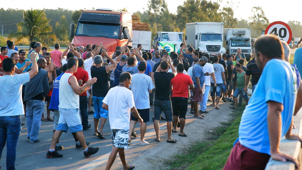 Greve dos Caminhoneiros: Impactos Imediatos de Uma Paralisação Nacional Greve dos Caminhoneiros: Impactos Imediatos de Uma Paralisação Nacional