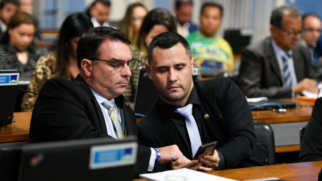 Flávio Bolsonaro Desconsidera Aliança com Zema e Foca em Republicanos para 2026 Flávio Bolsonaro Desconsidera Aliança com Zema e Foca em Republicanos para 2026